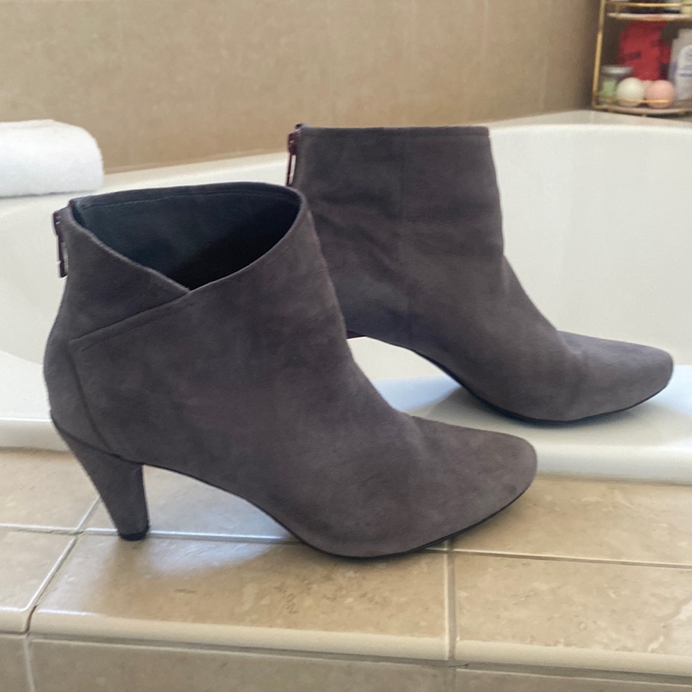 Tsubo Felicia gray suede bootie size 9
